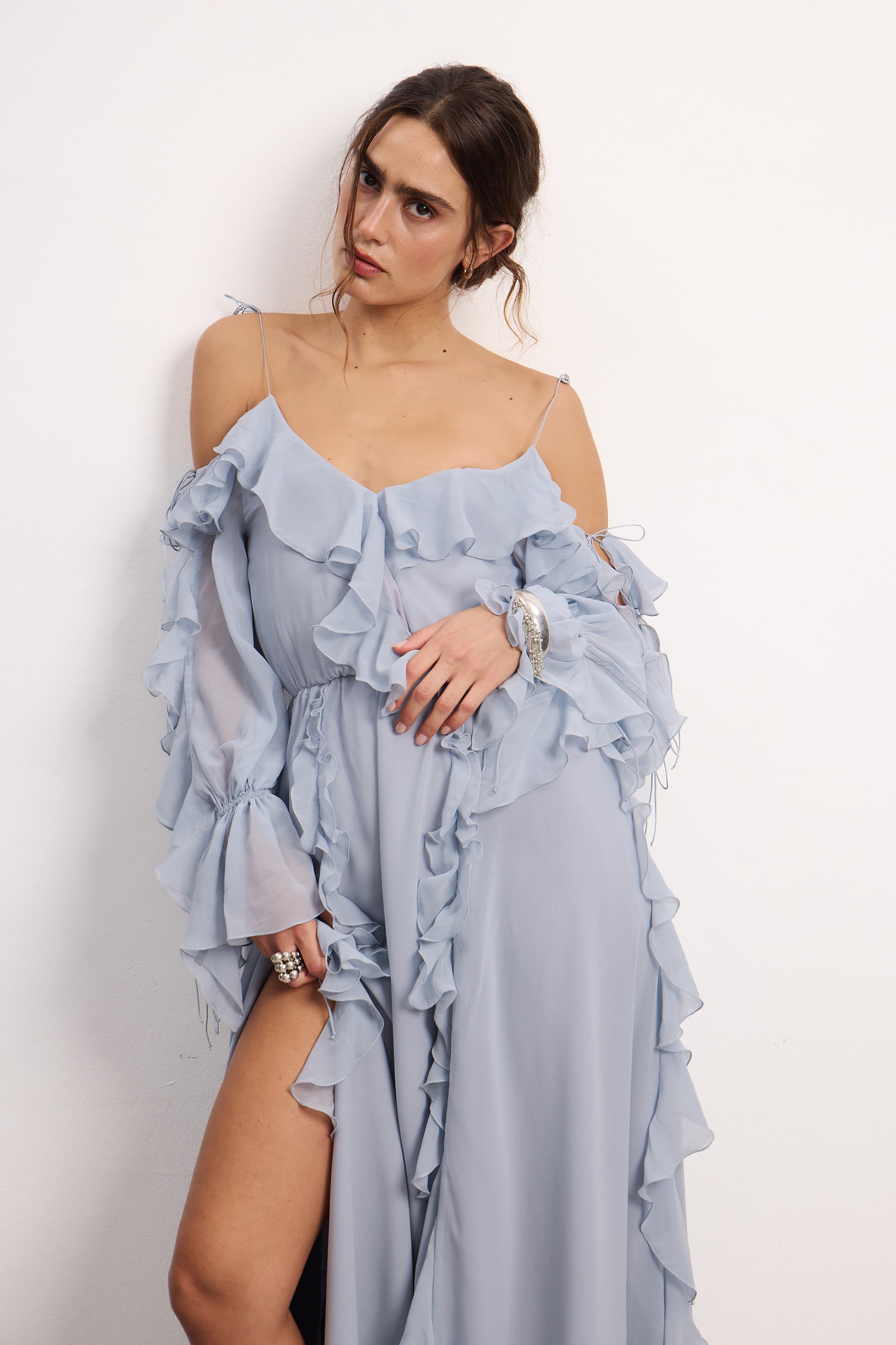 ワンピース THEREDTHREAD V ruffle dress fog Flowy maxi dress with sleeves and wide skirt | Morning Forest